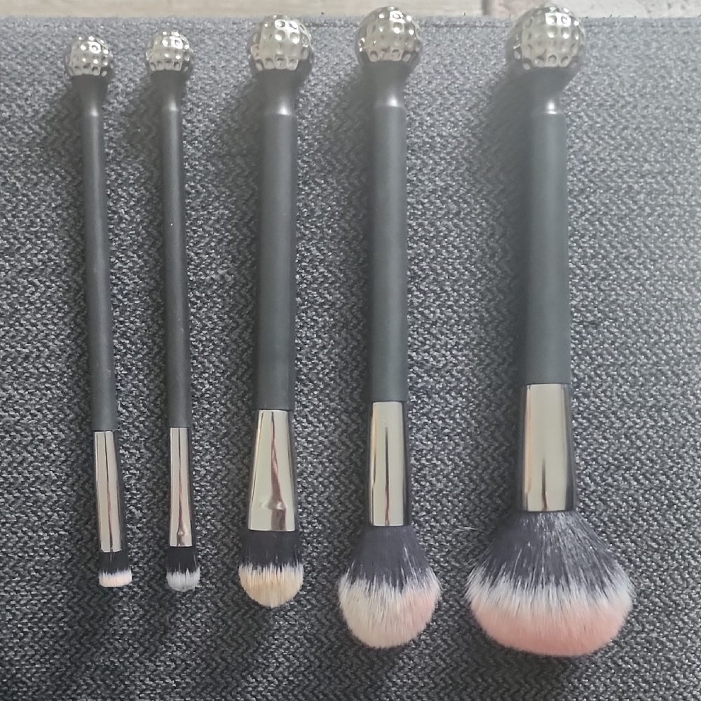 Luxurious Makeup Brush Set - Black and Silver